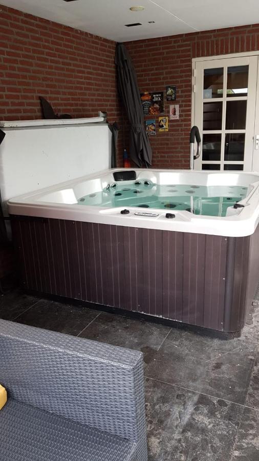Het Gildehuis Met Sauna En Jacuzzi Stevensweert Kültér fotó